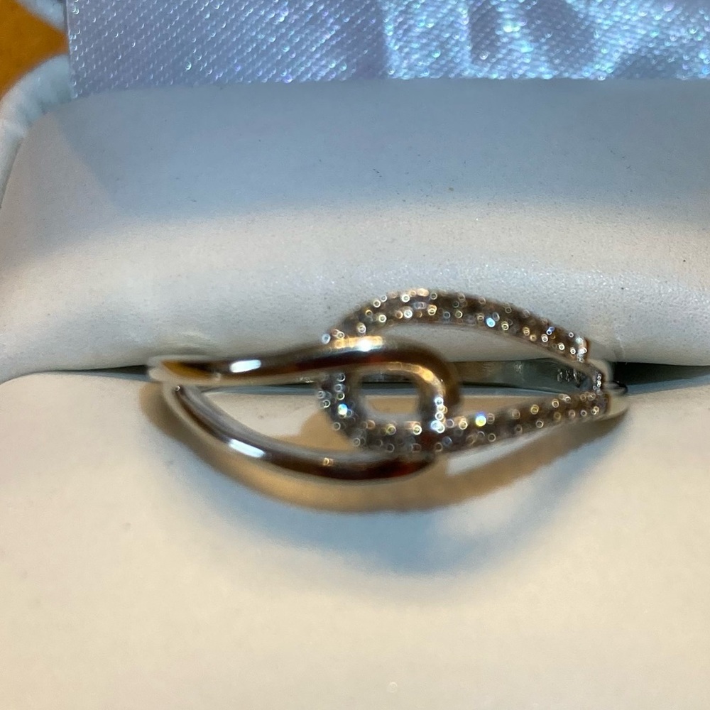 10K White Gold Diamond Ring with Interlocking Design